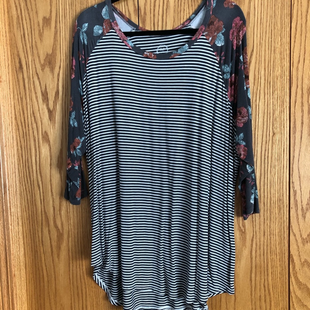 Never worn Maurice’s top